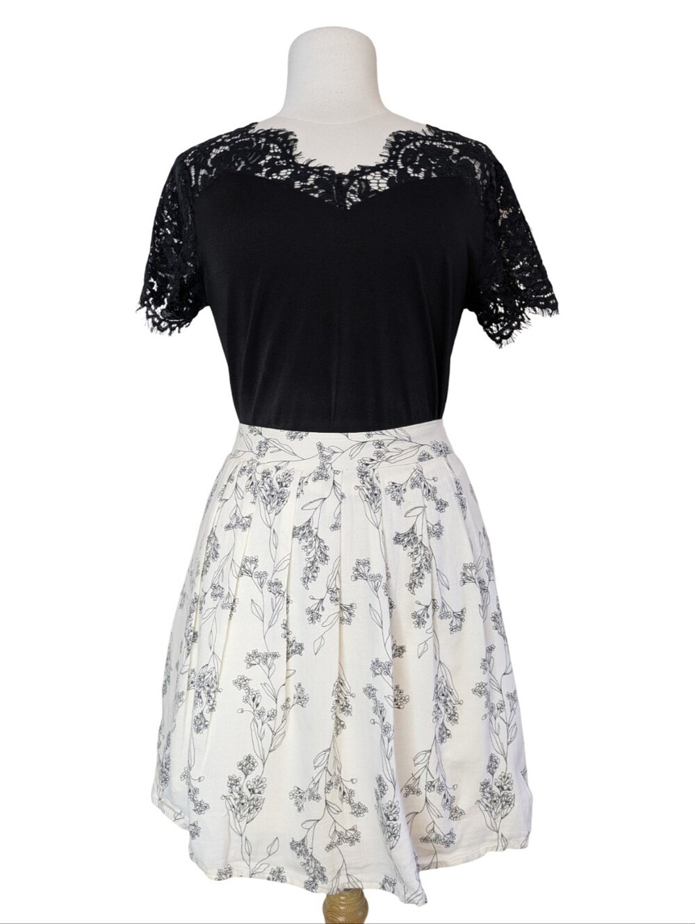Skirt - Old Navy Floral Skater A-Line Mini Cream Black Toile Pleated Size M